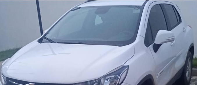 Policiais militares da 28ª CIPM durante recuperação de veículo furtado na BR-242, em Oliveira dos Brejinhos