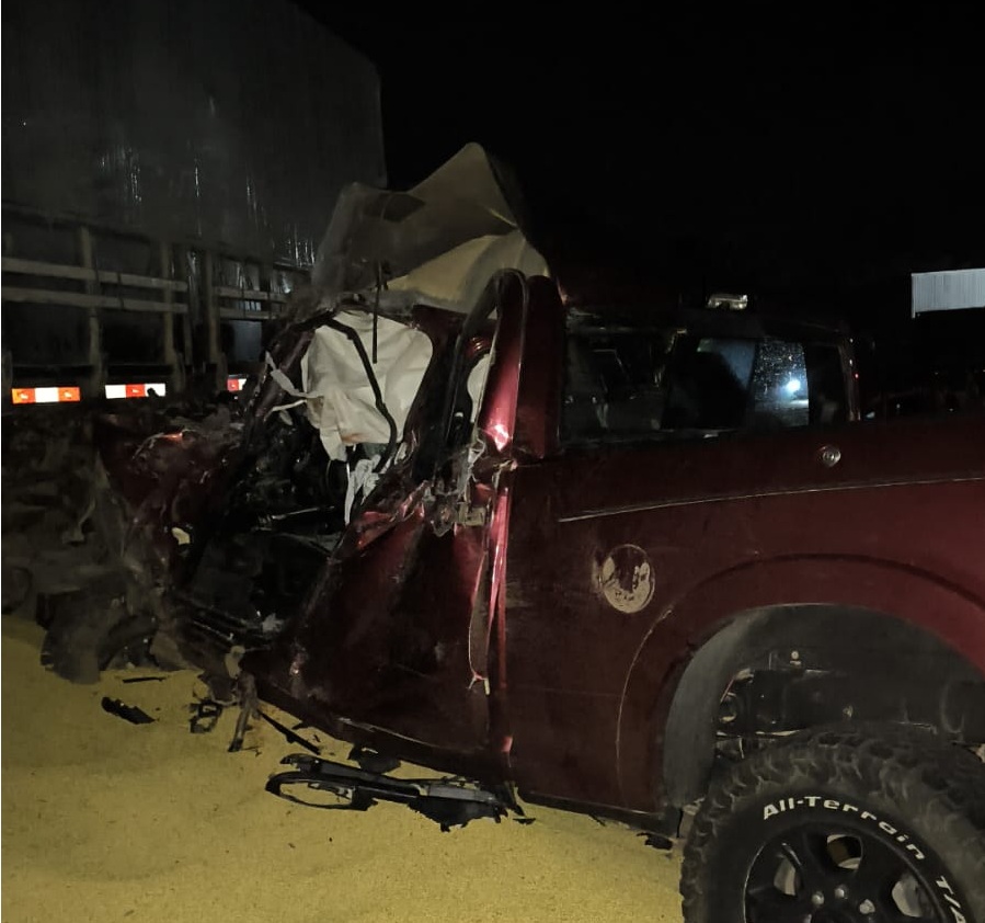 Acidente entre caminhão e carreta bitrem na BR-242, em Luís Eduardo Magalhães, com atuação de bombeiros e interdição da via.