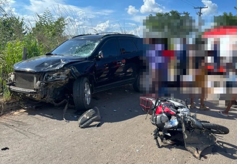 Viatura da Polícia Militar e equipes do SAMU atendendo acidente de trânsito na saída para Catolândia, em Barreiras