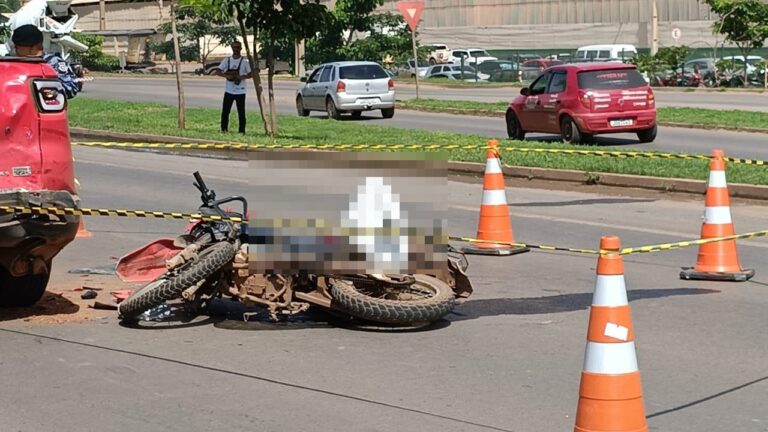 Acidente entre motocicleta e carro na BR-242, em Luís Eduardo Magalhães, no oeste da Bahia