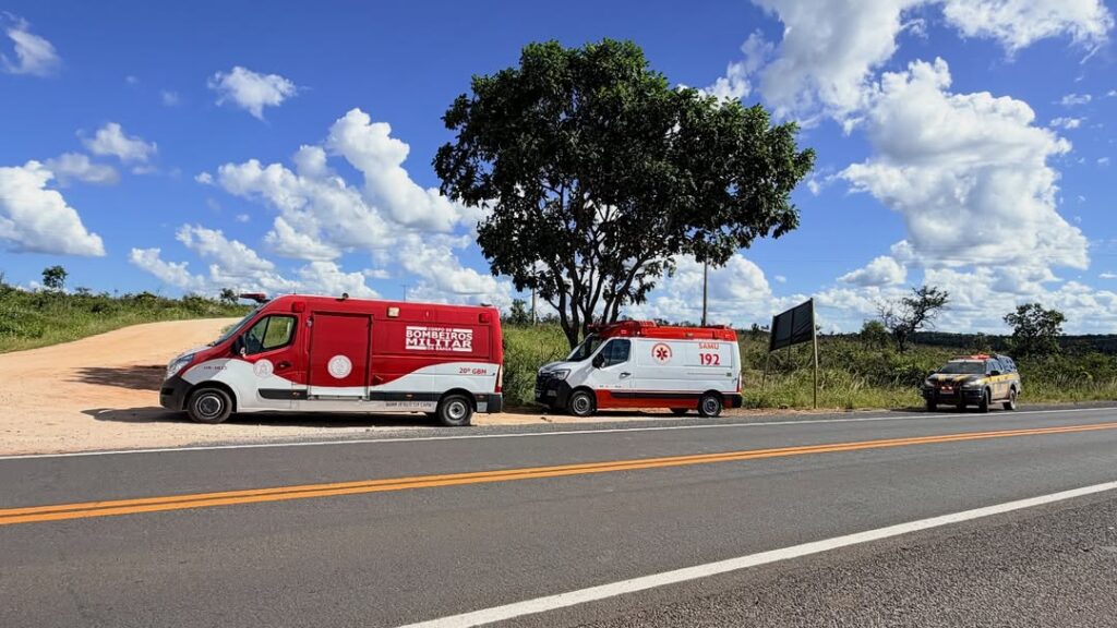 Viaturas do Corpo de Bombeiros, SAMU e forças de segurança atendendo ocorrência de acidente na BR-349, em Correntina.