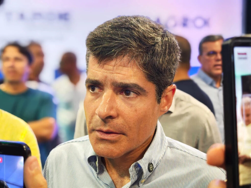 ACM Neto durante declaração pública sobre a recuperação do senador Otto Alencar após cirurgia cardíaca