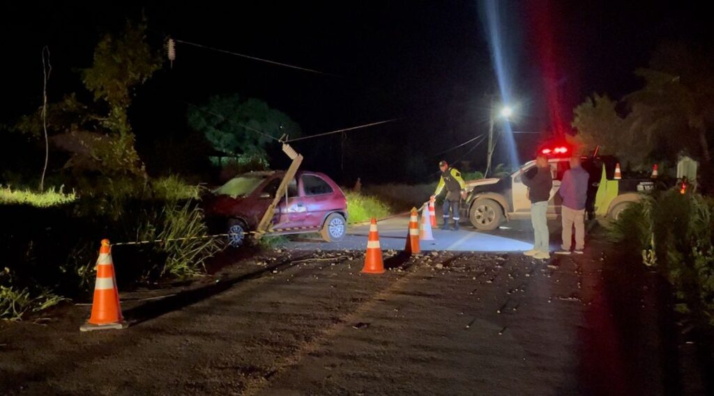Local do acidente em Luís Eduardo Magalhães, com veículo atingido por poste e fiação elétrica caída durante atendimento da SUTRANS.