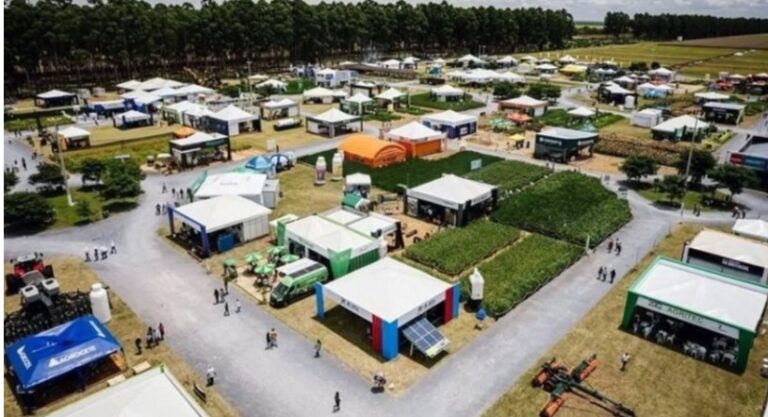 Estrutura da AgroRosário em Correntina com estandes de máquinas agrícolas, produtores rurais e público visitante no Oeste da Bahia.