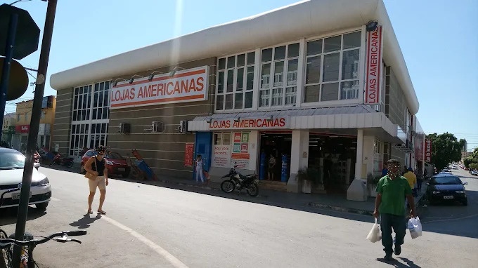 Fachada de loja da Americanas anunciando vagas temporárias para a Páscoa em cidades da Bahia, incluindo Barreiras e Luís Eduardo Magalhães