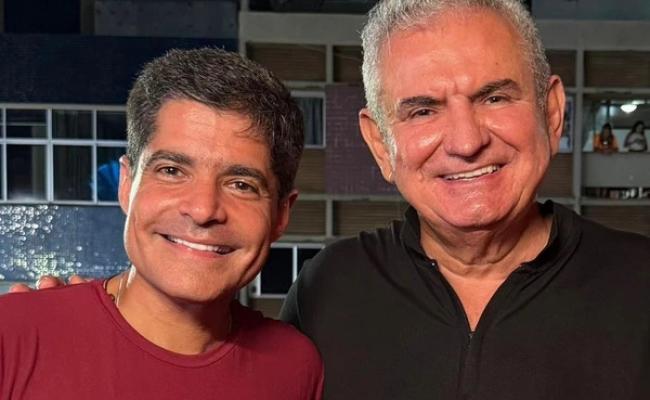 Angelo Coronel e ACM Neto juntos durante a primeira noite do Carnaval de Salvador, marcando aliança política para as eleições na Bahia.