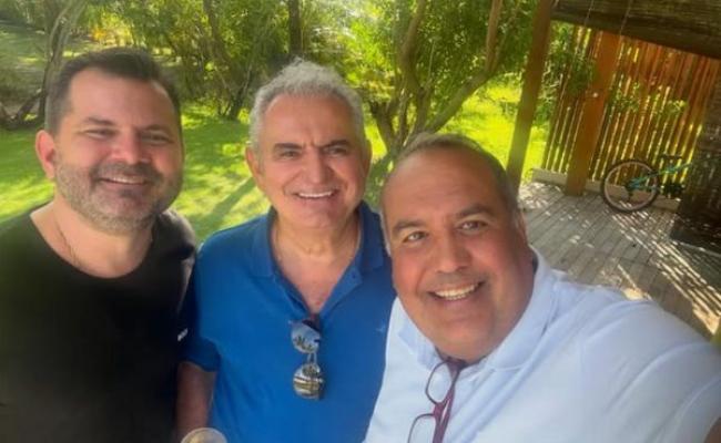 Angelo Coronel ao lado do deputado Sandro Régis e de Angelo Coronel Filho durante encontro político