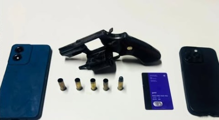 Materiais apreendidos pela Polícia Militar em Oliveira dos Brejinhos, incluindo revólver calibre .38, munições, celulares, HB20 e motocicleta XRE 190.