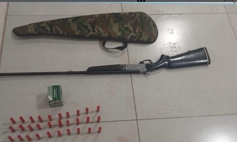 Espingarda calibre .32, cartuchos e capa camuflada apreendidos pela Rondesp Oeste na BA-447, em Barreiras