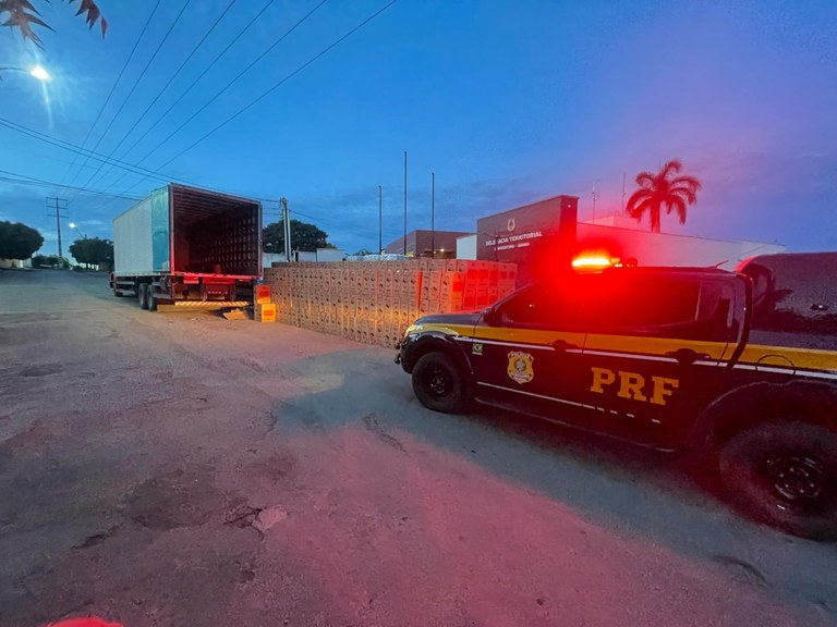 PRF apreende carga com 380 mil maços de cigarros contrabandeados durante fiscalização na BR-349, em Correntina, no oeste da Bahia