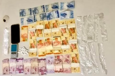 Policiais militares do 27º BPM durante prisão de homem por tráfico de drogas no centro de São Desidério, no oeste da Bahia