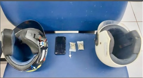 Porções de maconha e cocaína apreendidas pela Polícia Militar durante abordagem no bairro Santa Cruz, em Luís Eduardo Magalhães, no oeste da Bahia.