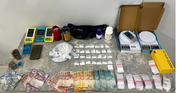 Drogas, dinheiro em espécie, celulares, maquininhas de cartão e balança de precisão apreendidos durante ação da GCM e da 27ª BPM em Luís Eduardo Magalhães.