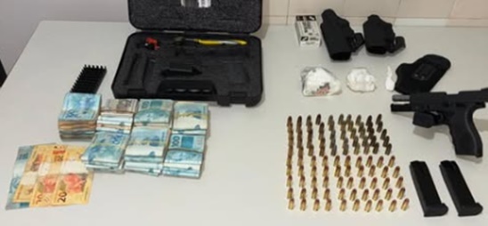 Pistola calibre 9mm, porções de cocaína, munições e dinheiro apreendidos pela Polícia Militar em Wanderley.