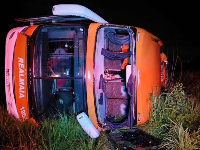Ônibus tombado às margens da BR-020 após capotamento durante a madrugada em Roda Velha, no oeste da Bahia.