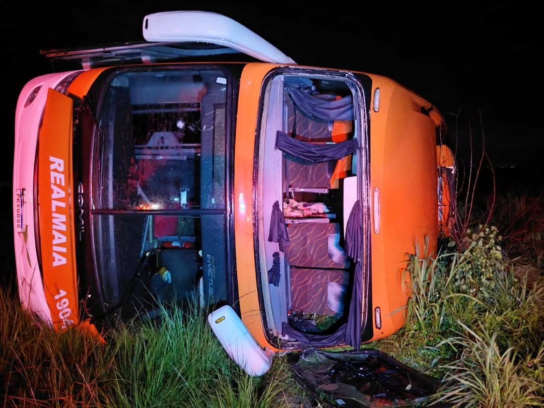 Ônibus tombado às margens da BR-020 após capotamento durante a madrugada em Roda Velha, no oeste da Bahia.