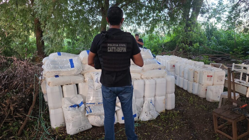 Carga de defensivos agrícolas recuperada pela Polícia Civil em área de mata na zona rural de Barreiras, oeste da Bahia.