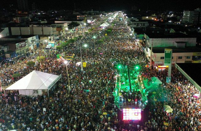 Foliões participam do Carnaval de Barreiras 2026, evento que movimenta a economia local com apoio institucional do Sicredi