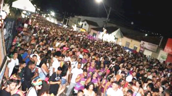 Vista da movimentação no centro de Correntina durante os preparativos para o Carnaval 2026