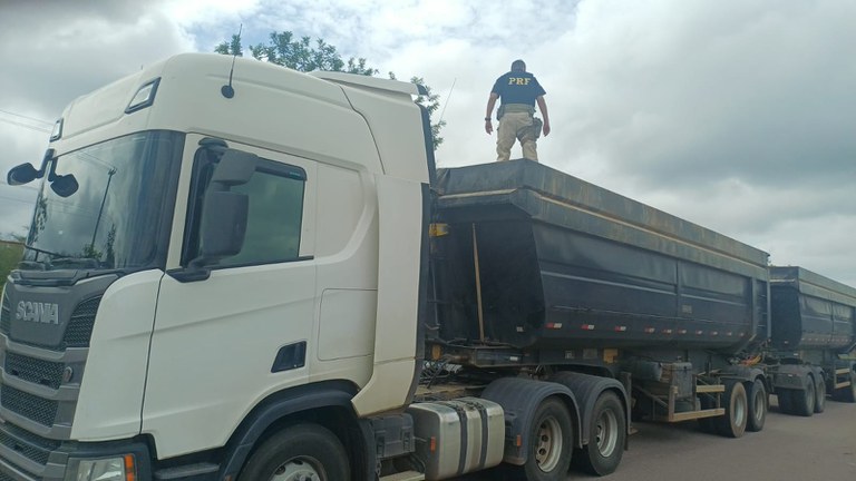 Carreta carregada com milho é fiscalizada pela PRF após ser flagrada com 28 toneladas de excesso de peso em Senhor do Bonfim, na Bahia.