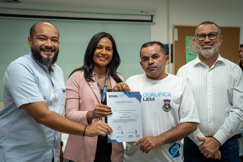 Formandos do curso de eletricista predial do programa Qualifica LEM durante cerimônia de certificação no auditório do SESI, em Luís Eduardo Magalhães.