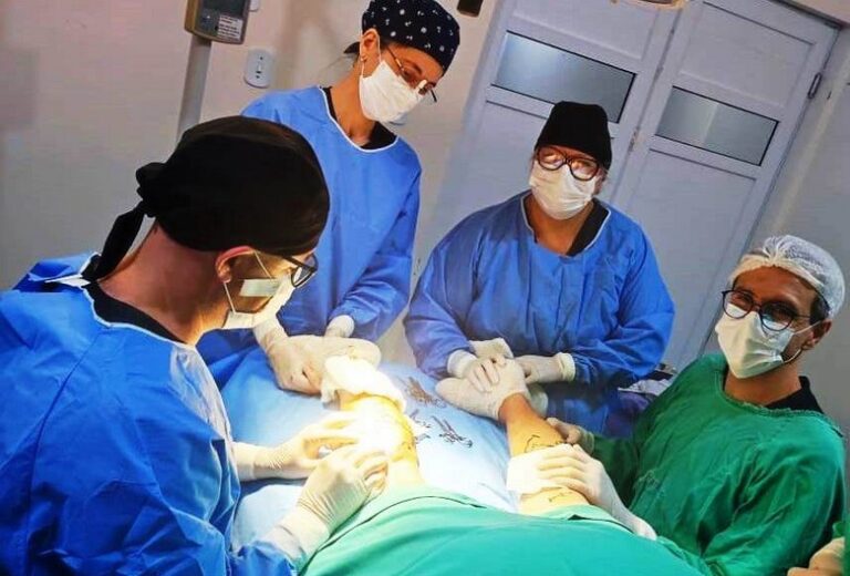Equipe médica realiza cirurgias no centro cirúrgico do Hospital Municipal Eurico Dutra, em Barreiras.