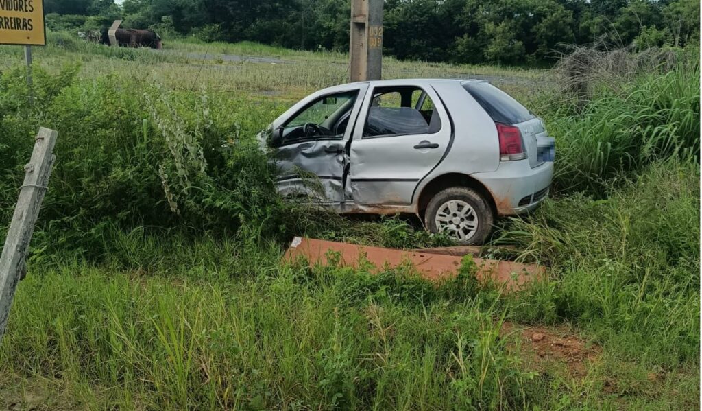 Colisão entre dois carros de passeio na BR-135, em Barreiras, no oeste da Bahia