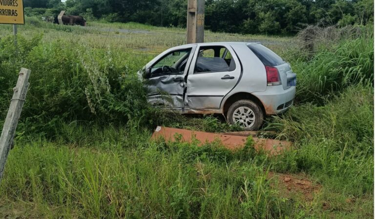 Colisão entre dois carros de passeio na BR-135, em Barreiras, no oeste da Bahia
