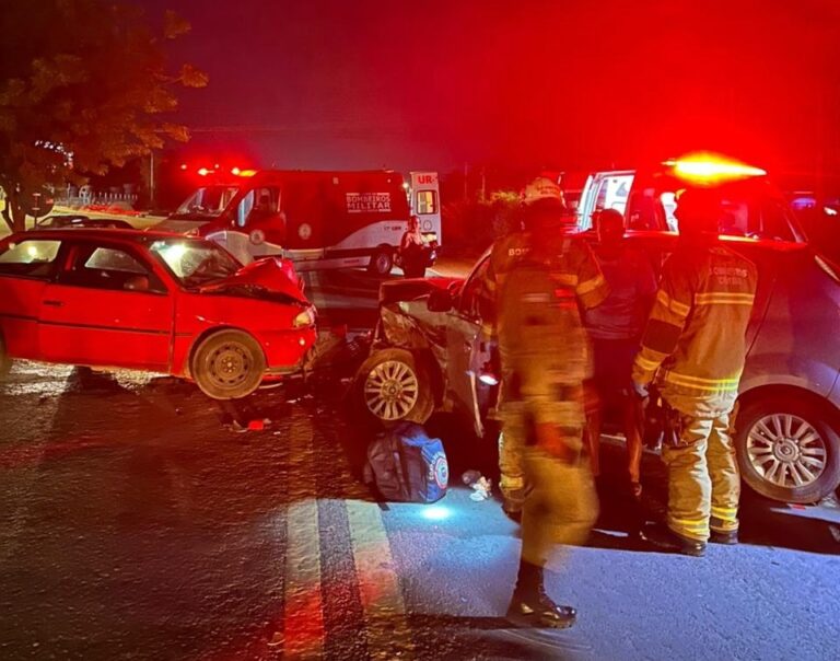 Equipe do Corpo de Bombeiros e SAMU atende ocorrência de colisão veicular na BR-242, em Barreiras