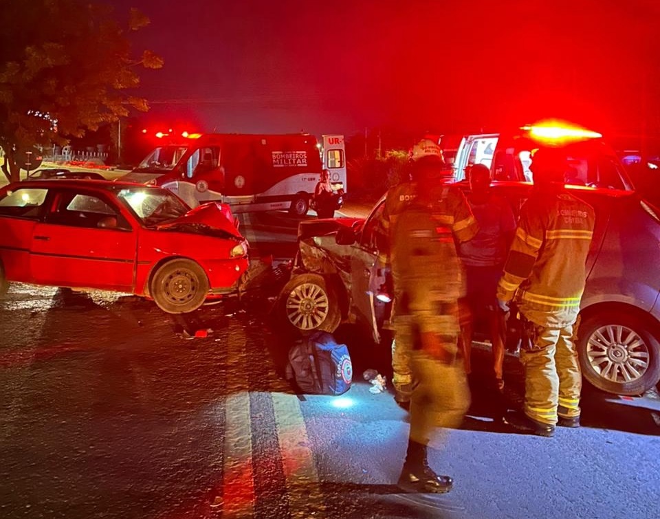 Equipe do Corpo de Bombeiros e SAMU atende ocorrência de colisão veicular na BR-242, em Barreiras