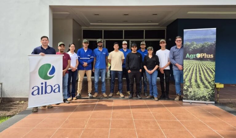 Produtores rurais participam de curso de classificação de grãos promovido pela Aiba em Roda Velha, São Desidério, com análise prática de amostras de soja e milho.