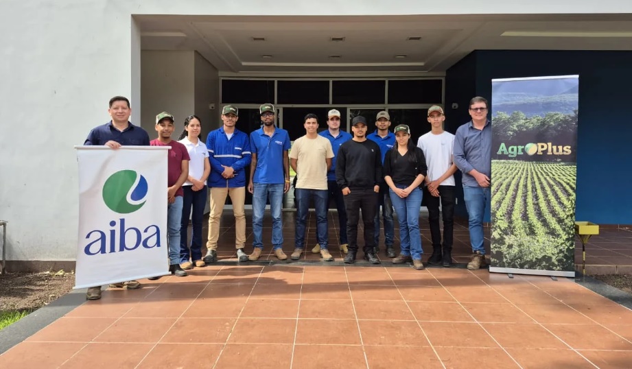 Produtores rurais participam de curso de classificação de grãos promovido pela Aiba em Roda Velha, São Desidério, com análise prática de amostras de soja e milho.