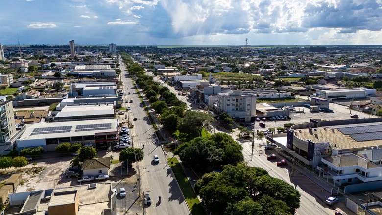 Equipe da Defesa Civil de Luís Eduardo Magalhães em ação preventiva durante período chuvoso, município reconhecido com selo A em gestão de riscos.