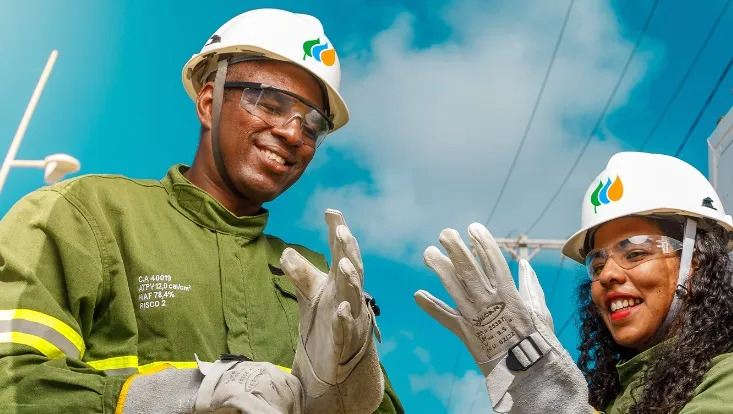 Alunos em aula prática do curso de eletricista promovido pela Neoenergia Coelba em parceria com o SENAI Bahia.