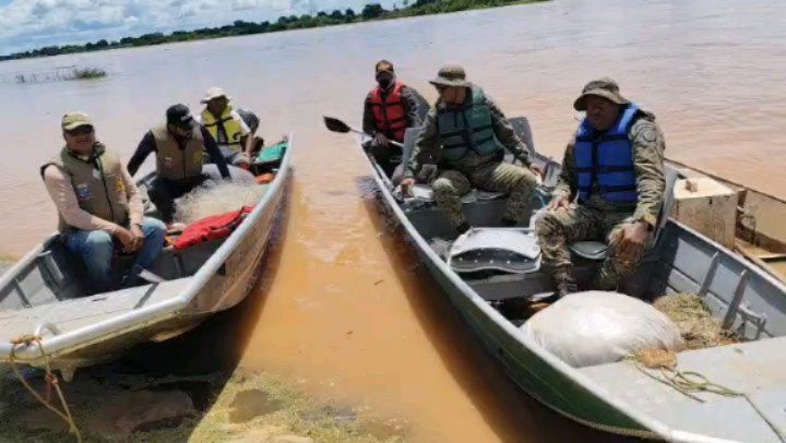 Redes de pesca apreendidas durante fiscalização ambiental no Rio São Francisco, em Carinhanha
