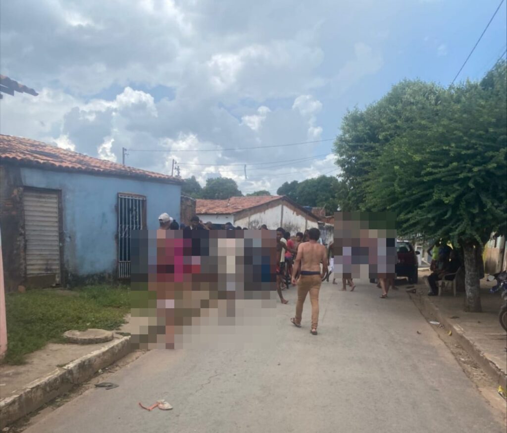 Movimentação de viatura policial e equipe do SAMU após homem ser baleado em via pública no bairro Vila Brasil, em Barreiras.