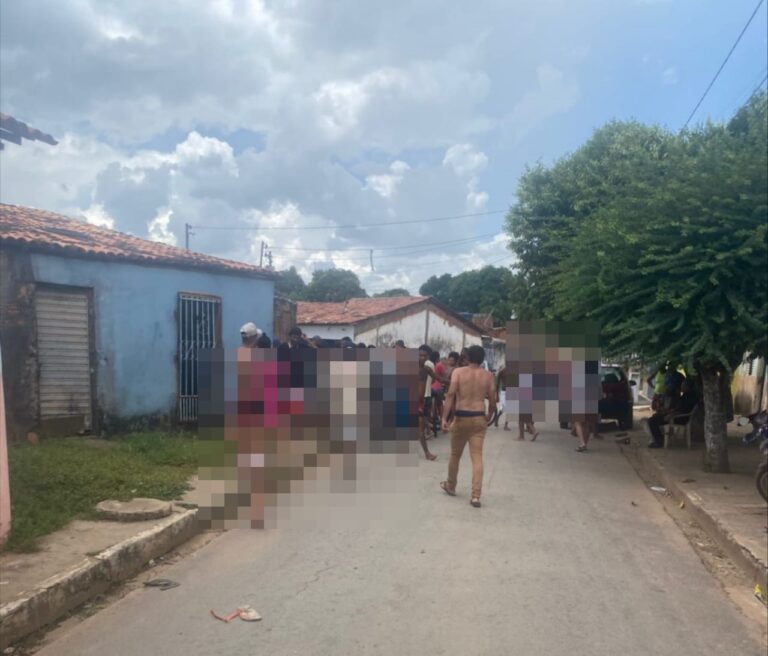 Movimentação de viatura policial e equipe do SAMU após homem ser baleado em via pública no bairro Vila Brasil, em Barreiras.