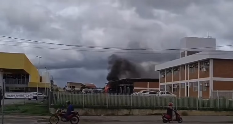 Ônibus da empresa Cidade Sol sendo consumidos pelas chamas durante incêndio registrado na tarde de sábado em Irecê, no interior da Bahia.