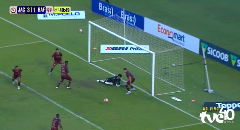 Goleiro Marcelo, natural de Irecê, durante partida da Jacuipense no Estádio de Pituaçu pelo Campeonato Baiano 2026.