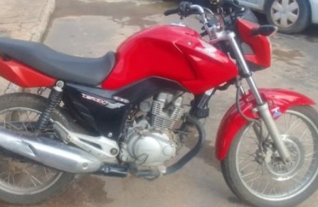 Motocicleta Honda Fan vermelha recuperada pela RONDESP no bairro Vila dos Funcionários, em Barreiras