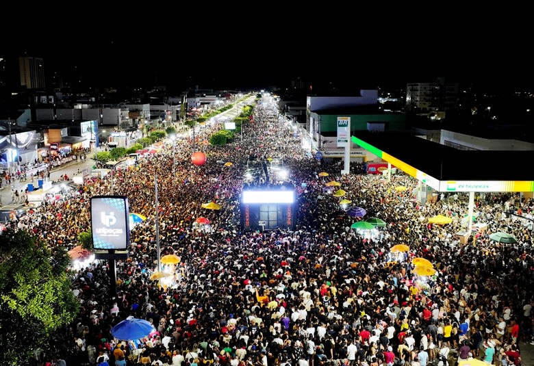 Multidão acompanha trio elétrico no circuito Aguinaldo Pereira durante o encerramento do Barreiras Folia 2026, em Barreiras, Bahia.