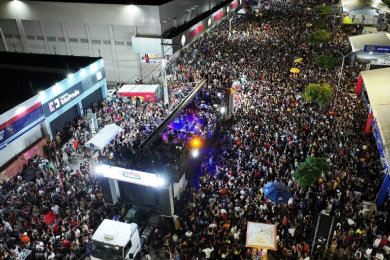 Multidão acompanha show no Circuito Aguinaldo Pereira durante o segundo dia do Barreiras Folia 2026, em Barreiras, Bahia.