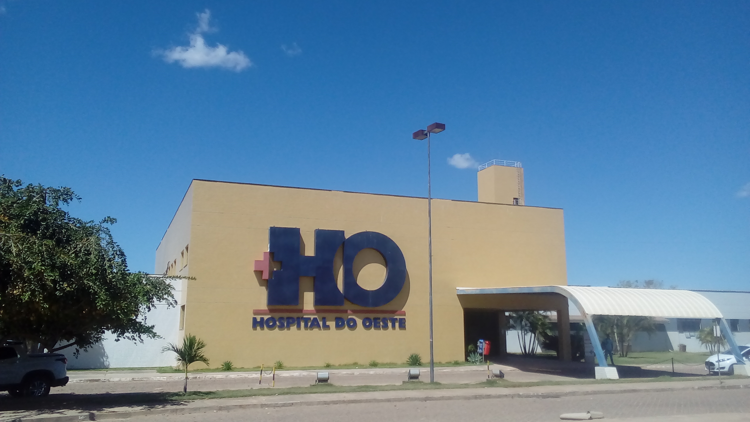 Fachada do Hospital do Oeste, em Barreiras, onde paciente ignorado está internado na UTI após agressão
