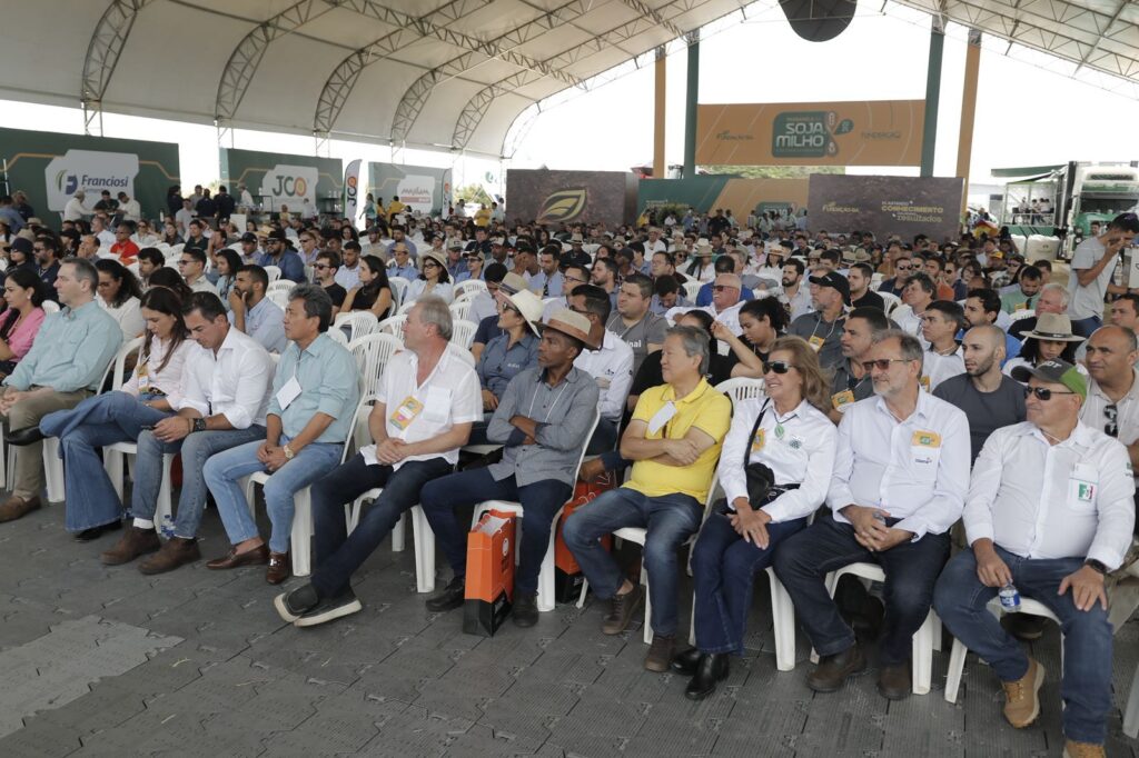 Produtores rurais participam da Passarela da Soja 2026 no campo experimental da Fundação Bahia, no Oeste da Bahia.
