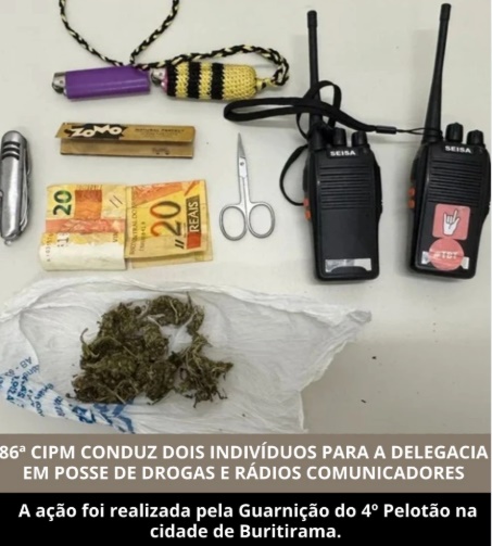 Motocicleta Honda CG Titan 125 verde e materiais apreendidos pela Polícia Militar após perseguição em Buritirama, no oeste da Bahia.