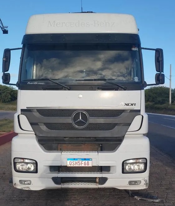 Caminhão Mercedes-Benz Axor 2544 LS branco recuperado pela Polícia Militar após furto em Irecê, no oeste da Bahia.