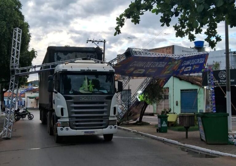 Pórtico danificado após carreta colidir na entrada oeste do Circuito Zé de Hermes, em Barreiras, durante o Barreiras Folia 2026.