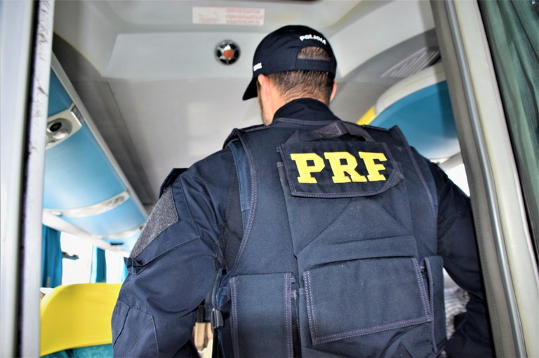 Viatura da Polícia Rodoviária Federal durante ação que resultou na recuperação de carteira furtada na BR-242, em Cristópolis