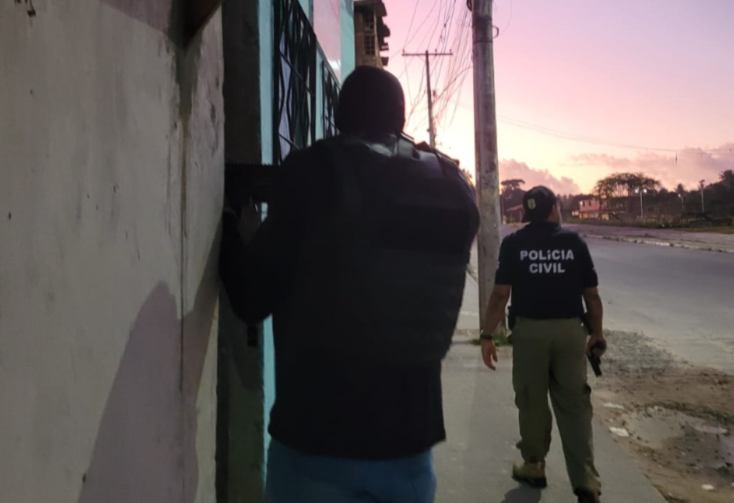 Viatura da Polícia Civil da Bahia durante operação que resultou na prisão de suspeito de estupro em Coribe.