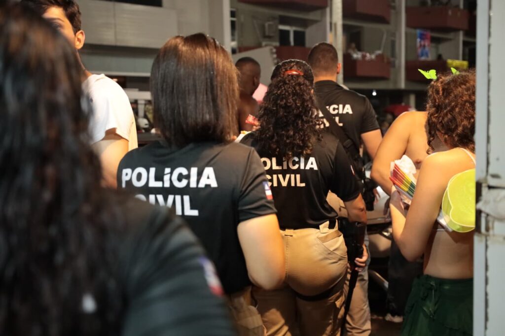 Viatura da Polícia Civil da Bahia durante ação no bairro São José, em Correntina, após prisão por agressão contra mulher no Carnaval.